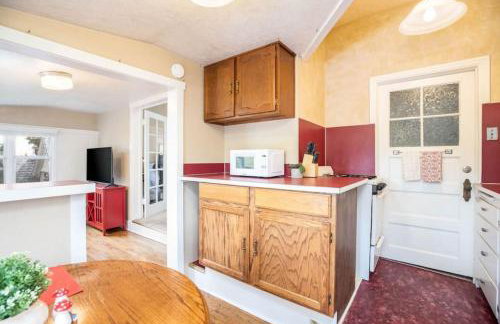 The Red Cabin Charming Historic Avenues Apartment - Foto 8