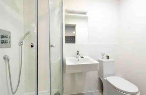 HM111 Penthouse Apartment with Lake View & free Spa Access- Lower Mill Estate Cotswolds - Foto 18