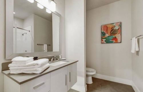 Luxurious Studio, Work from Home, Wifi, Riverwalk - Photo 4