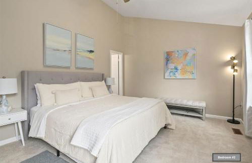 4BR Townhome, Close to Shops & Restaurants, 40 Mins to DC - Foto 13