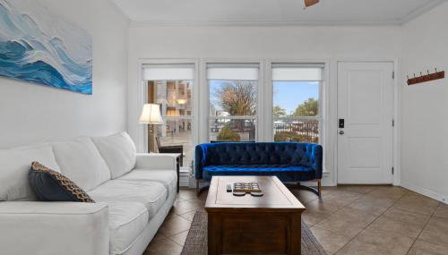 Steps from the Sand and Town Green - 2BR Coastal Retreat - Foto 4