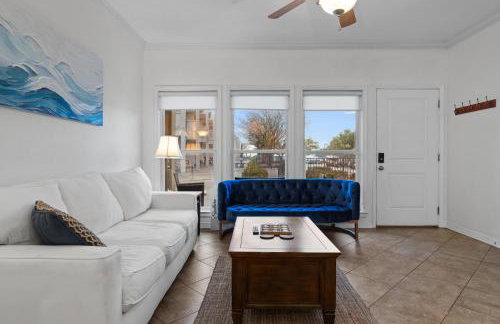 Steps from the Sand and Town Green - 2BR Coastal Retreat - Foto 4