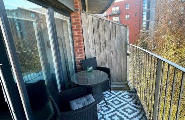 Serene 2-Bed Flat with Canal Views - Coop Live & Ethiad - Foto 9