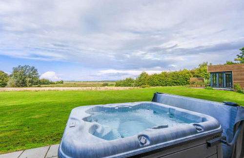 Seven Space - Willow Barn, Hot Tub & Scenic Rural Retreat - Photo 2