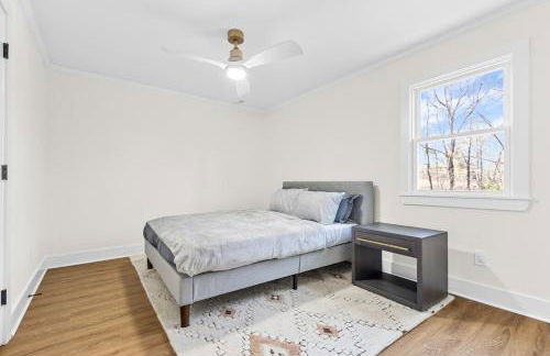 Modern 4 Bed in Quail Hollow - Foto 14