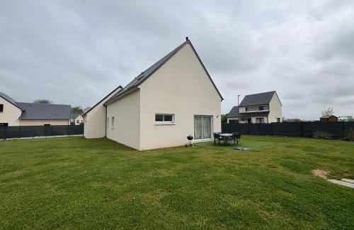 Les Voiles, maison bien équipée 10 p 2 sdb, 2 WC, spacieuse lumineuse avec jardin clos, garage, terrasse, parking privatif, à 950 m de la plage d'Asnelles et tous commerces, près de Bayeux et Arromanches, chiens bienvenus - Foto 33