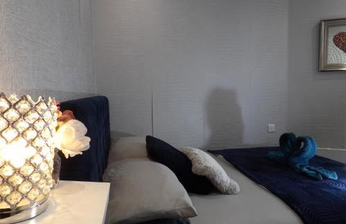 City Convenience, Calm Comfort-- A Stylish One-Bedroom Retreat Just 3 Stops from the Heart of the City - Foto 3