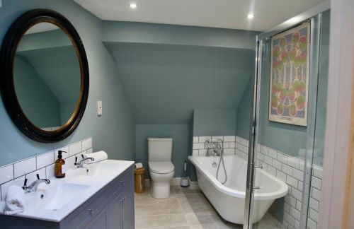 Spacious Cotswold Home for Groups, Country Escape - Photo 22