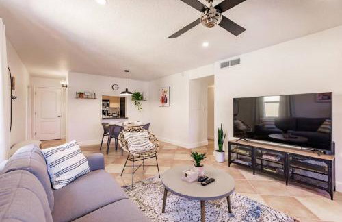 *Eclectic hidden Gem / Tiki Bar and Pool* - Foto 3