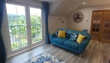 Idyllic Waterside Penthouse - Photo 5