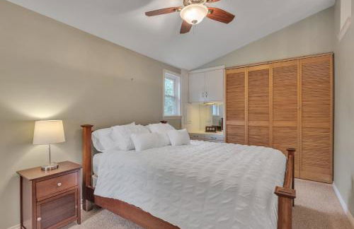 Amazing Lakefront Retreat On Long Lake! 2 Bedroom Home by RedAwning - Foto 10