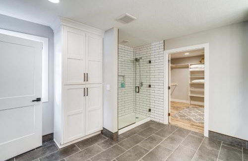 Patio and Fishing Pond! Modern Barndominium Near KC - Foto 18