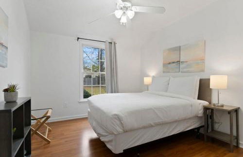 Large Fenced Yard near Midtown- Shamrock Stay - Foto 35