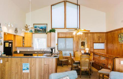 Beachfront home with expansive deck and direct beach access - Foto 13