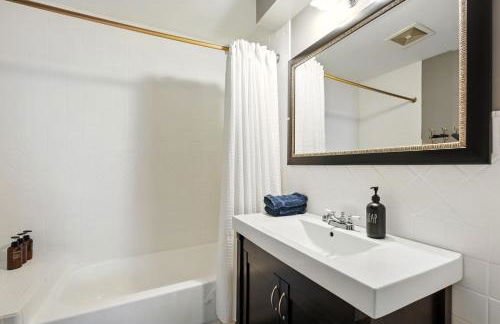 Stylish 4BR Getaway Sleeps 8 Prime Raleigh Location - Foto 28