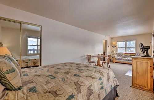 Fireplace and Stream Access Cozy Grand Lake Retreat - Foto 11