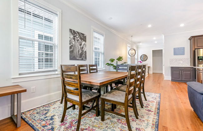 Spacious 5BR Urban Retreat with Balcony & Pool - Foto 25