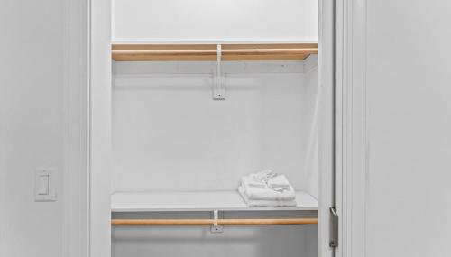 Modern Haven Near PATH NYC in 20 mins 12 PPL - Foto 3, wardrobe