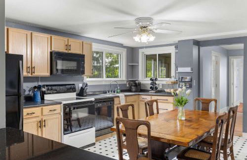 Keuka Wine Trail Vineyard View Farmhouse - Fire Pit & Game Room - Foto 49