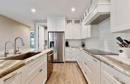 Stunning Lake House with Spacious Bedrooms - Minutes to Local Attractions - Photo 9