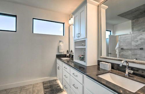 Lake Granbury Views and Game Room! Modern Escape - Foto 15