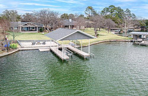 Lakefront Family Home for 12 w Picturesque Views & Patio - Foto 47