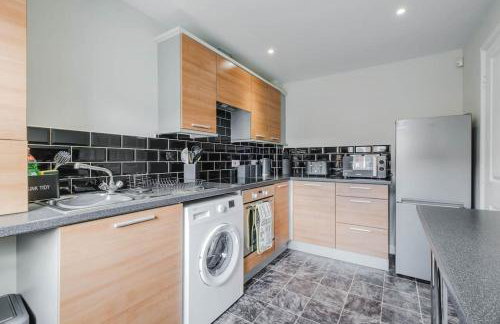 Charming House with Free Parking - Photo 38