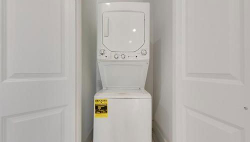 Metro View 2BR I Parking I King Bed I Workspace - Foto 2