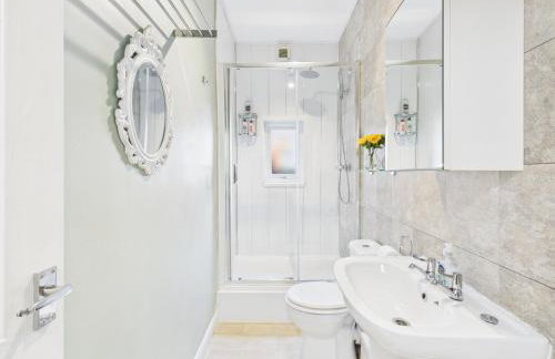 RestfullStays- 3 Bedroom, 4 Bed House FREE PARKING - Foto 26