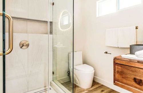 LA Retreat: Stylish 3BR Villa - Photo 25