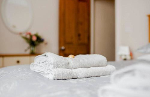 Sleeps 5 - 3 Bedrooms - walk to the square hosted Happy Valley cast - Foto 32