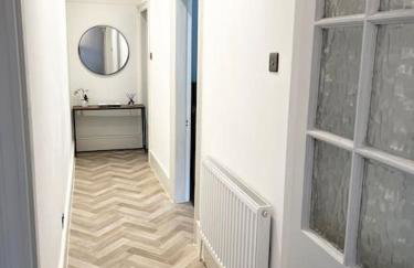 Freshly decorated apartment 10 mins from Cotswolds Child Friendly Great location with plenty of nearby free parking freestanding bath and outdoor private terrace area - Foto 15