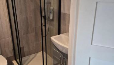 D D Studio Apartment - Photo 4, Shower