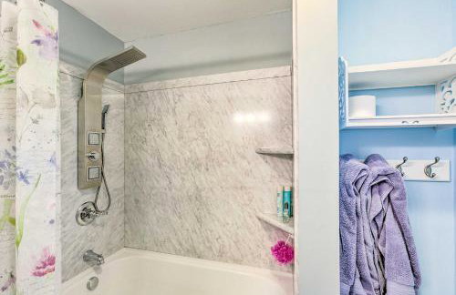 Elegant Stone Cottage Steps to Crystal Lake Beach - Foto 14