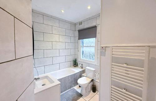 Stylish 2-Bedroom Apartment in Maida Vale near Little Venice & Paddington by NourNest Apartments - Foto 23