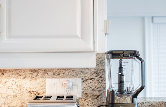 Stunning Views of the Okanagan Lake - Photo 26