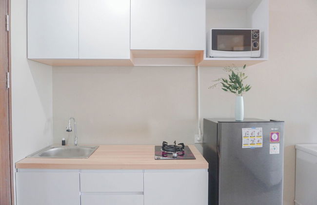 Homey Living and Well Designed Studio Room at Royal Sentul Park Apartment - Foto 11