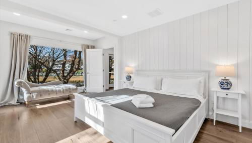 Waterfront Retreat with Private Dock and Fire Pit, Sleeps 8, Outdoor Dining, Spa-Style Primary, Gourmet Kitchen with Dual Dishwashers, Gas Fireplace, River Views, Bright Open Layout, Central AC, Perfect Coastal Escape for Families, 24 Hr Hospitality - Foto 3