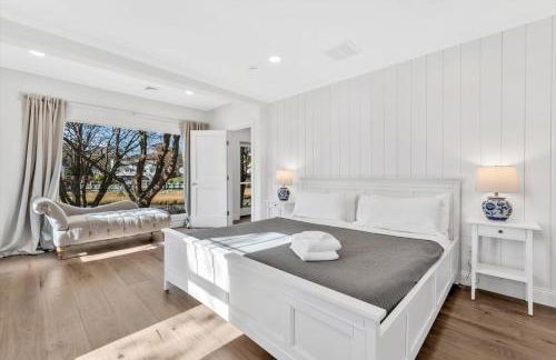 Waterfront Retreat with Private Dock and Fire Pit, Sleeps 8, Outdoor Dining, Spa-Style Primary, Gourmet Kitchen with Dual Dishwashers, Gas Fireplace, River Views, Bright Open Layout, Central AC, Perfect Coastal Escape for Families, 24 Hr Hospitality - Foto 3