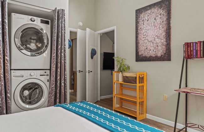 Inn the Poconos by Avantstay Private Lake Access Enclosed Hot Tub - Photo 24