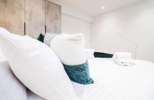 The Kingsmead Loft - Stylish 1BR Top Floor Apt with King or Twin Beds & Free Secure Underground Parking, Central High Wycombe HP13, Sleeps 3 - Foto 11