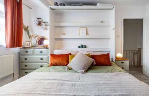 Bright & Stylish 4-Bed Home in the Heart of Morden - Photo 19