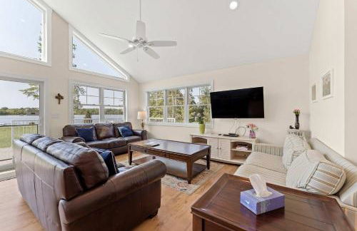 Expansive Lakefront Home with Private Dock - Foto 14