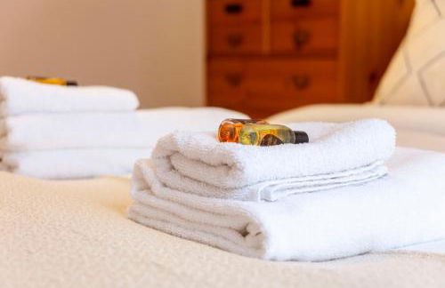 Bright 2BR flat off trendy Chiswick High Road - Photo 11