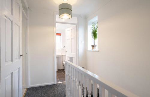 Award Winning Beautiful House in South Cambridge, 14-Min Drive to the City Centre, Free Parking, No Sofabeds, Sleeps 6 - Photo 24