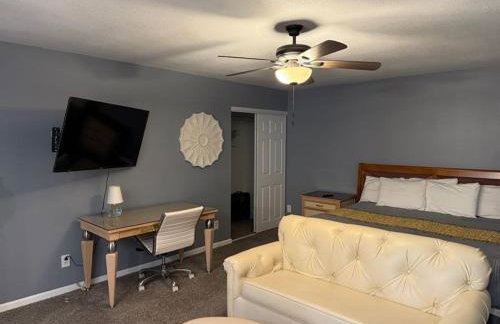 Stylish Remodeled 23 Large beds Near Elvis Presley - Foto 55