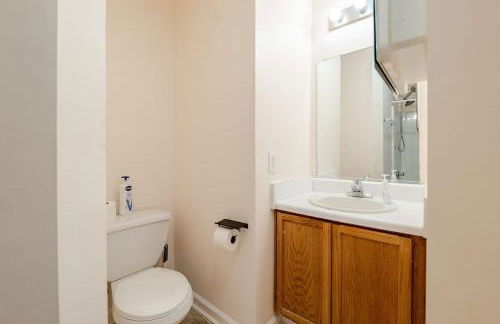 Great 4BR Home Near Emerald Pointe & Downtown - Foto 26