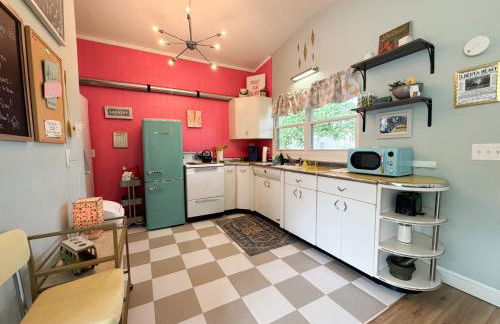 Mid-Century Modern Themed Home with Outdoor Hot Tub - Foto 28