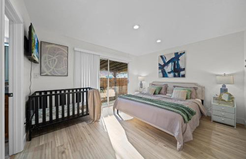 Entire Private Home with 4 Bedrooms 2 Bathrooms, Hot Tub, King Bed, 80 TV, Gated Yard, Ranch Style, Available Now - Foto 10