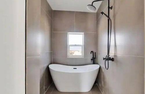 Serene Modern Home Backdoor with great WiFi, games, movies, patio seating and bbq Easy Access to North Joshua Tree National Park in 10 minutes - Foto 59